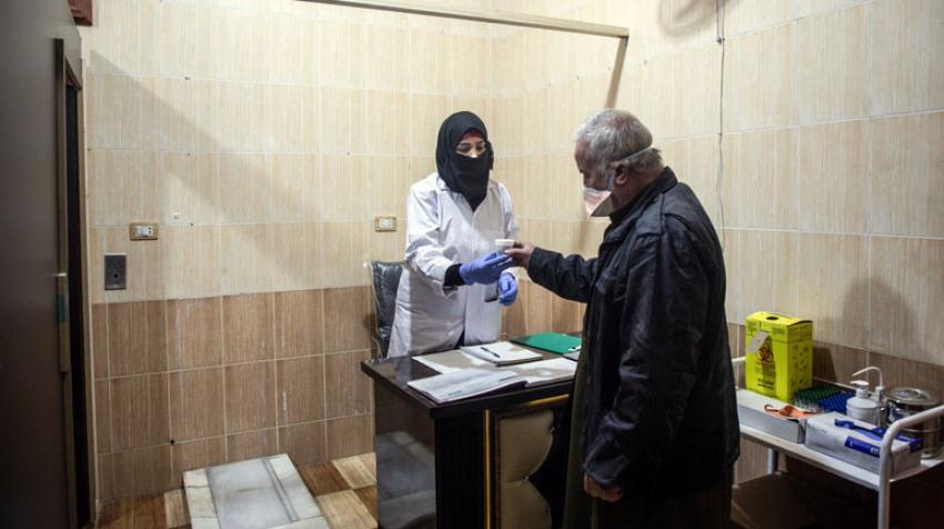 Un ainé reçoit des soins dans un hôpital d'Azaz, en Syrie. Photo OMS/K. Akacha	