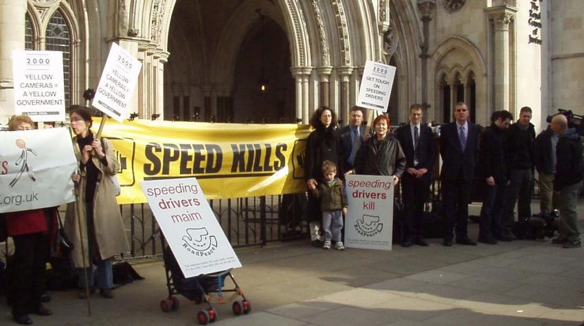 احتجاج متعلق بكاميرات رصد السرعة خارج المحكمة العليا بلندن 2003. الصورة مقدمة من الكاتبة.