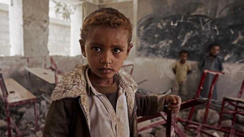 战争废墟中的一名儿童，背景是两个孩子。