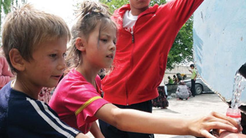 Uzbek refugees queue for water, displaced by violence in Kyrgyzstan, June 2010. © UN Photo/ EPA