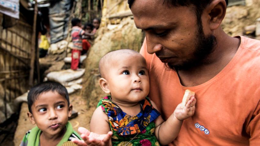 Kamal Hossen, refugiado de Myanmar, con sus hijos, en Cox's Bazar (Bangladesh).