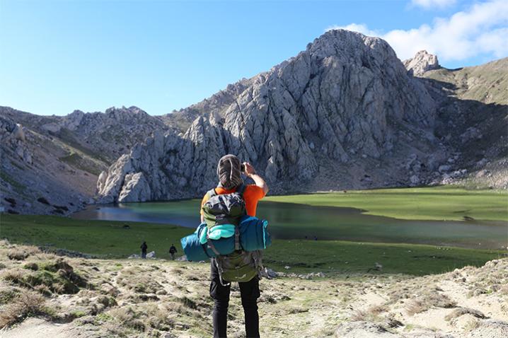 Le lac Agoulmime à l'ouest de la chaîne de montagnes du Djurdjura en Algérie.