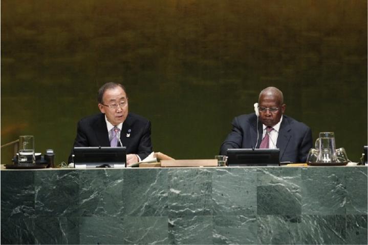 Ban Ki-moon on the podium with Sam Kahamba Kutesa (President of the General Assembly) by his side.