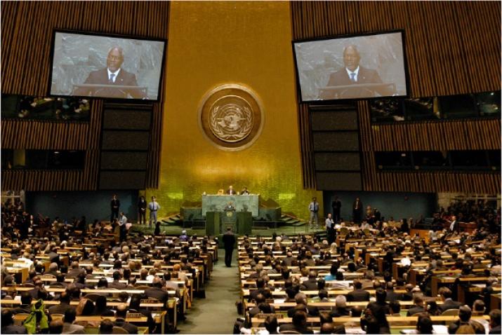 Secretary-General Kofi Annan speaks to the Summit from the General Assembly podium.