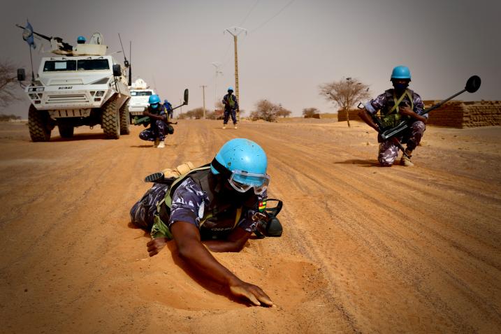 L'équipe de recherche et de détection de la MINUSMA inspecte une route au Mali