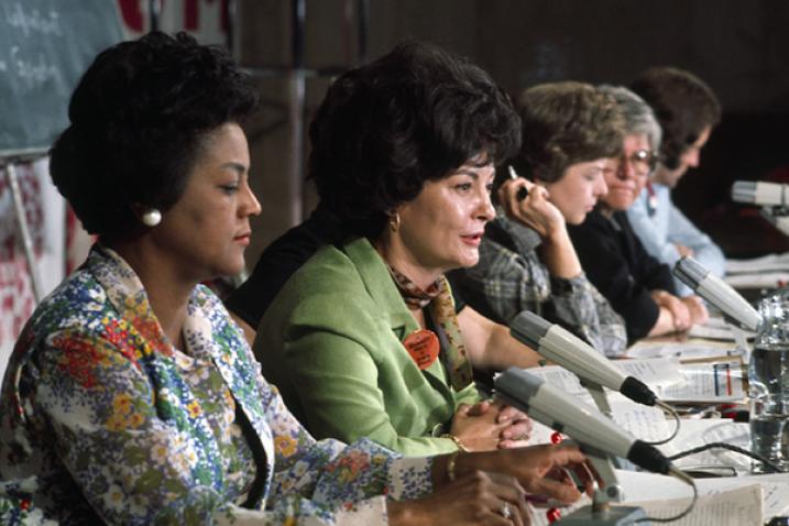 Mme Patricia Hutar, représentante des États-Unis, faisant une déclaration. aux conférences mondiales de l'Année internationale de la femme.