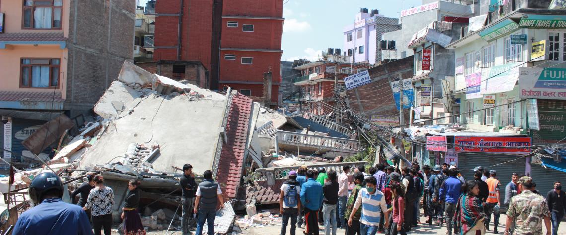 Une scène au lendemain du tremblement de terre de 2015 au Népal. Rajan Journaliste/Wikimedia Commons