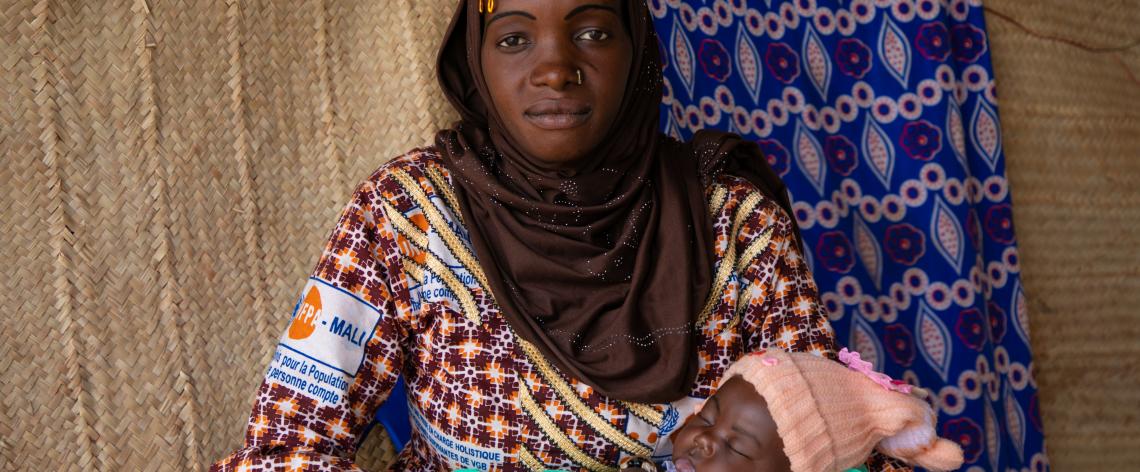 刚刚成为母亲的法图玛塔和她的孩子，摄于马里，2024年1月24日。自1994年国际人口与发展会议以来，孕产妇死亡率下降了34%，儿童死亡率降低了一半。人口基金马里办事处/Amadou Maiga