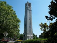 North Carolina State University Bell Tower, Raleigh, North Carolina, United States, 2009. Haruhide000, CC BY-SA 3.0 via Wikimedia Commons