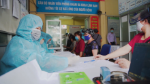 People registering for COVID-19 rapid testing in Hanoi, Viet Nam. 18 April 2020. Photo: Truyền Hình Pháp Luật/Wikimedia Commons