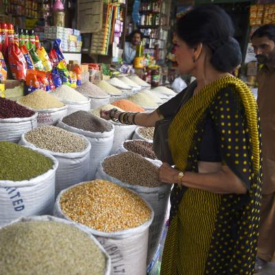 Chef Zubaida Tariq selecting pulses at a grocery stall at Empress Market, a famous market in downtown Karachi, Pakistan. 17 March 2016. © FAO/Asif Hassan