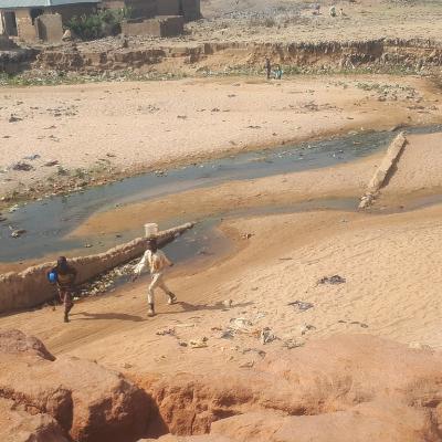Those who have contributed the least to the climate crisis are among the most vulnerable. Two children walk in a nearly dry riverbed, in Gombe, Nigeria, 18 January 2023. Macocobovi, CC BY-SA 4.0 via Wikimedia Commons