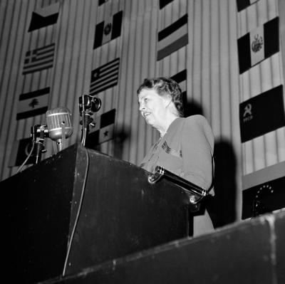 Eleanor Roosevelt s’adresse à l’Assemblée générale des Nations Unies avant l’adoption de la Déclaration universelle des droits de l’homme au Palais de Chaillot, à Paris, le 10 décembre 1948. Photo ONU/MB