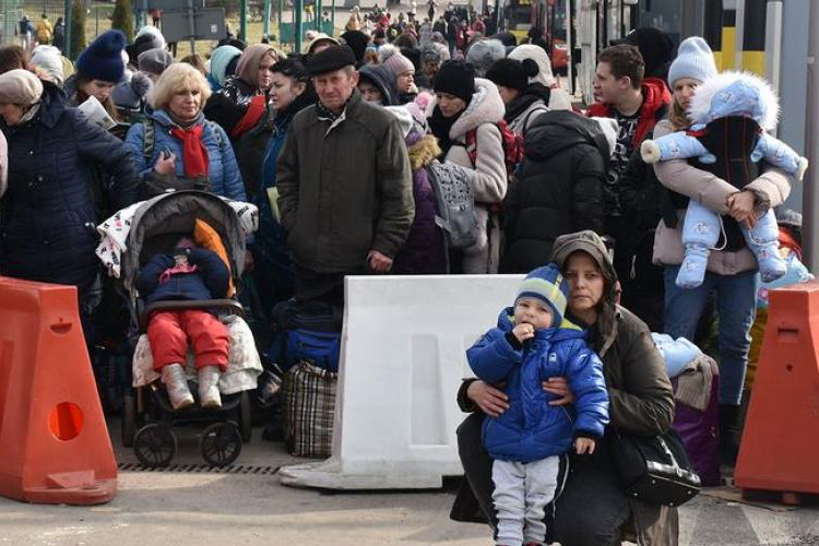 Ukrainians with children fleeing to Poland.