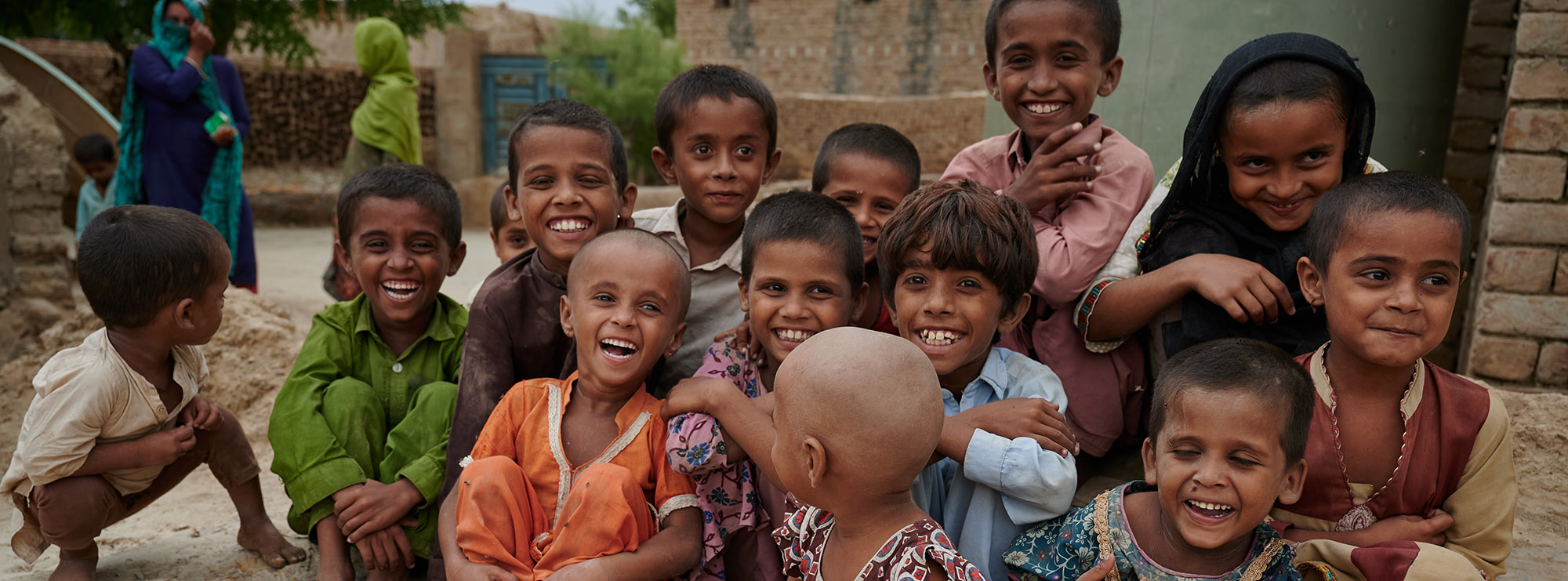 Un grupo de niños sonrientes posando para una foto