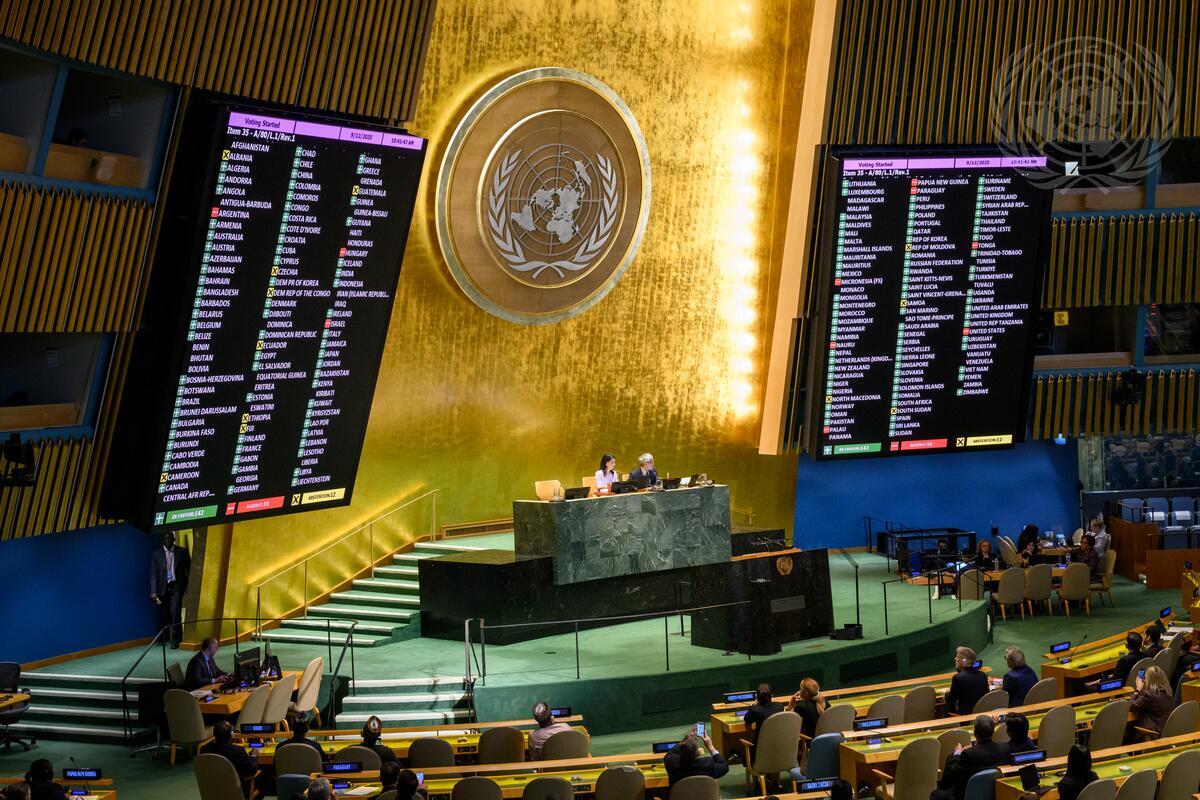 General Assembly Adopts Resolution Endorsing New York Declaration on Peaceful
Settlement of Question of Palestine and Implementation of Two-State Solution General Assembly Adopts Resolution Endorsing New York Declaration on Peaceful
Settlement of Question of Palestine and Implementation of Two-State Solution