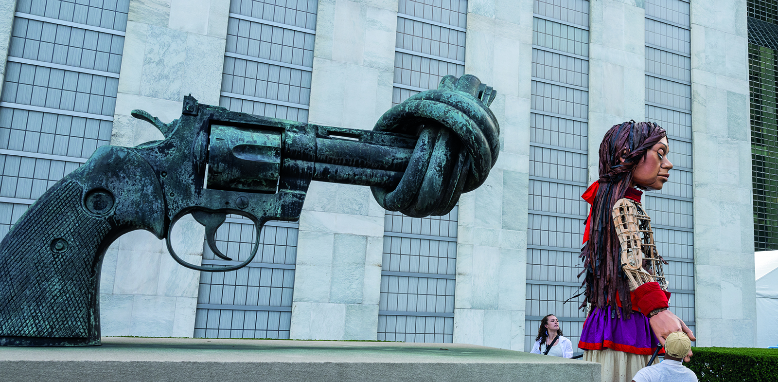 Una vista de la pequeña Amal junto a la escultura “No violencia” o “Pistola anudada” del artista Carl Fredrik Reuterswärd en la Plaza de Visitantes de la ONU.