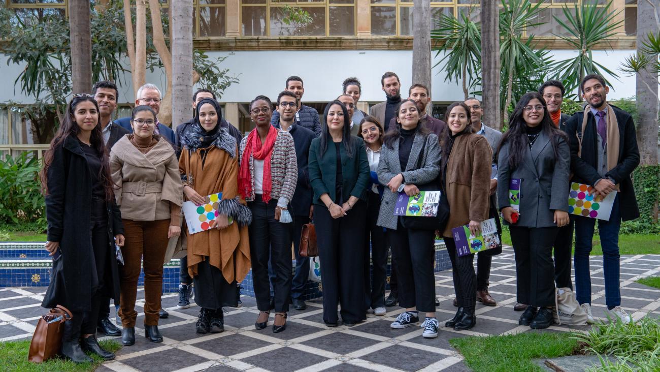 Jeunes activistes et entrepreneur(e)s du climat marocain(e)s en compagnie de Sylvia Lopez-Ekra, la Coordonnatrice résidente des Nations Unies au Maroc, à l’issue de la table ronde : Après Glasgow : Quel transition écologique pour le Maroc ? Photo : © UN in Morocco