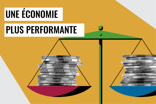 Photocomposition : Une balance avec des pièces de monnaie et les mots Une économie plus performante