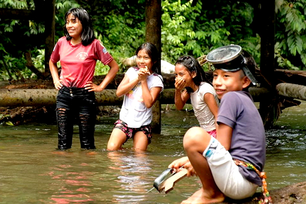 Children play in the river. 