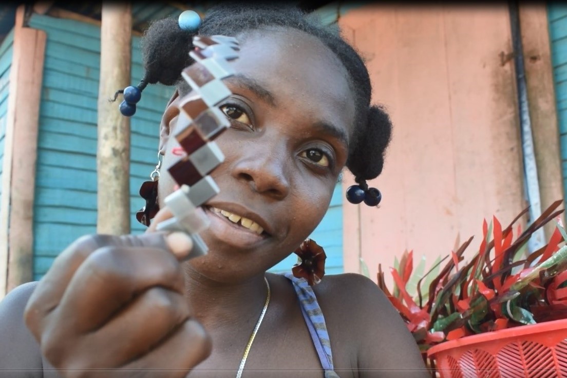 Wideline Mompremier donne une seconde vie aux déchets plastiques et en fait de beaux bijoux. © PNUD Haïti / Jefferson Bélizaire