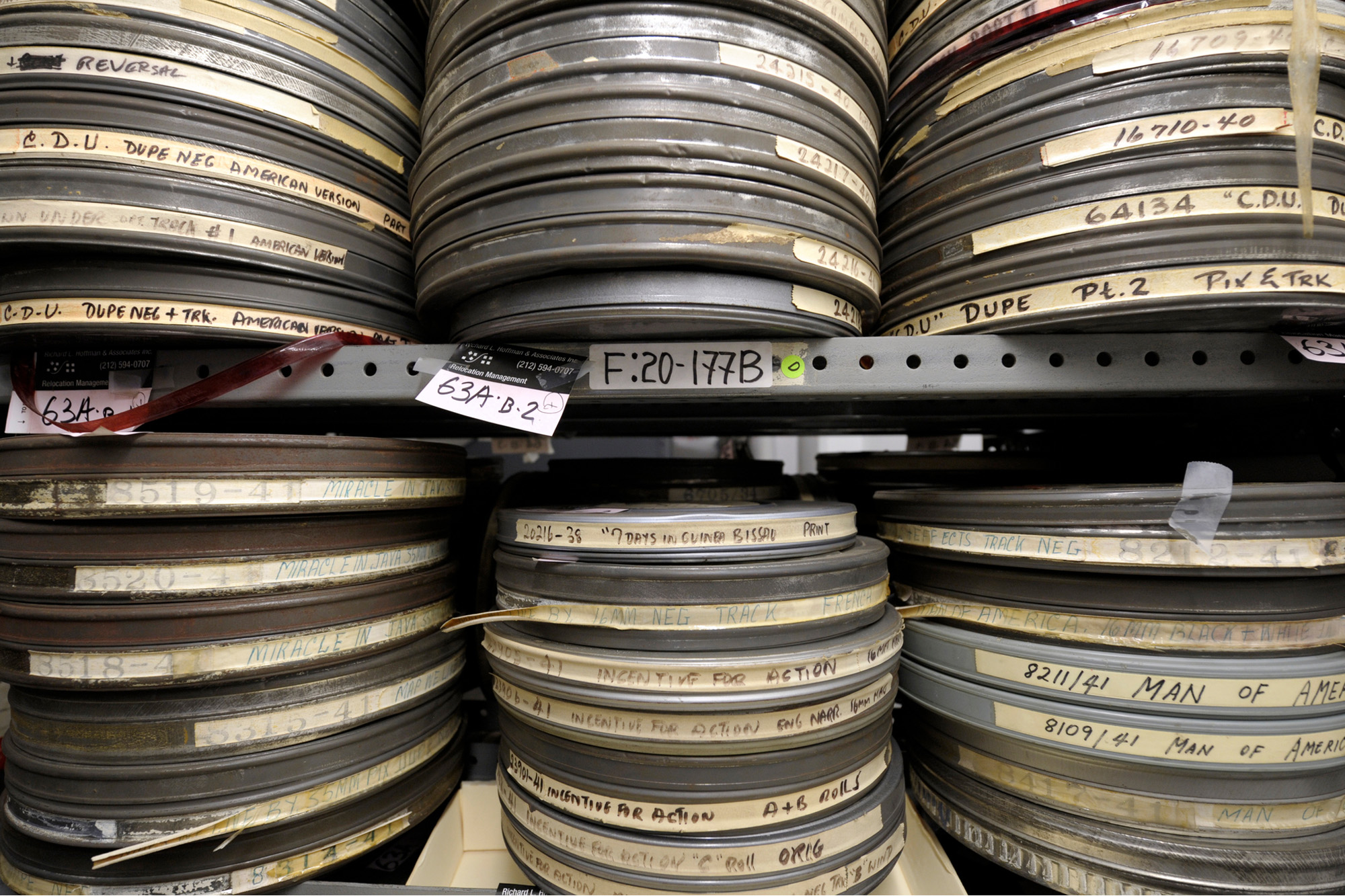 Piles de bobines de films dans les archives audiovisuelles du Département de la communication globale (DGC) au siège de l'ONU.