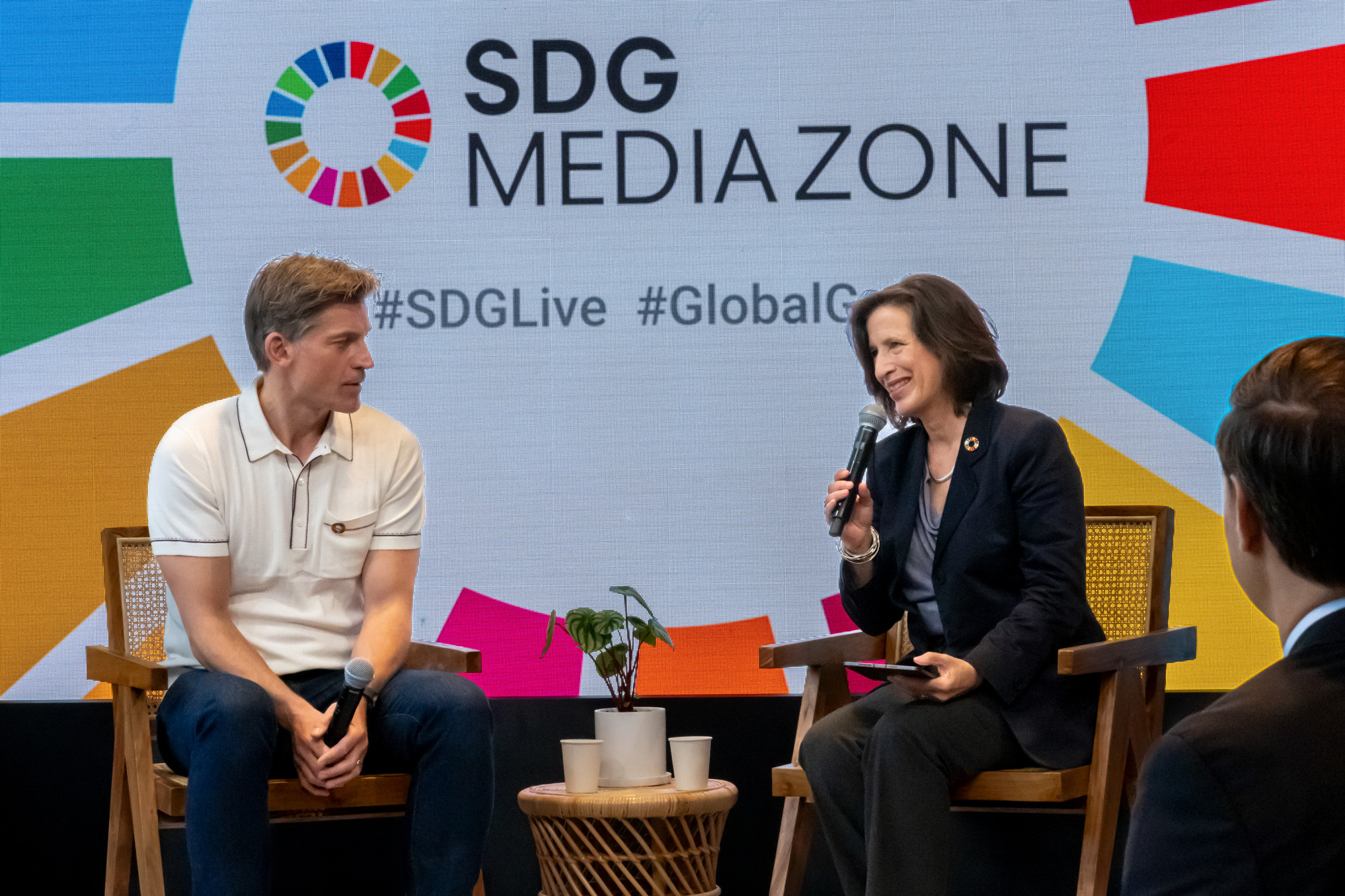 La Secretaria General Adjunta de Comunicación Global de la ONU entrevista al actor Nikolaj Coster-Waldau en la SDG Media Zone.