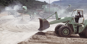 Un obrero maneja un tractor