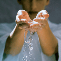 niño vertiendo agua de las manos