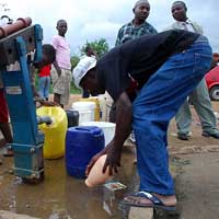 Hombres extrayendo agua de pozo en Senegal
