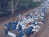 Marcha de voluntarios del proyecto de Siruthuli