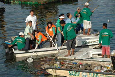 voluntarios del programa Sagip Ilog limpiando Las Pinas-Zapote