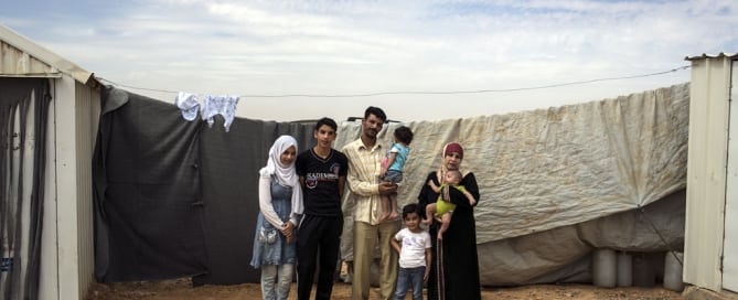 Esta familia de refugiados sirios es una de las que se beneficiará del proyecto energético en el campamento de Azraq, en Jordania. Foto: ACNUR/Tanya Habjouqa
