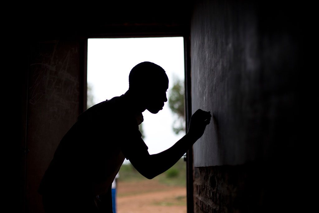 Un joven de Burundi asiste a la escuela como parte de una "estrategia de reintegración nacional". Foto: UNICEF / Prinsloo