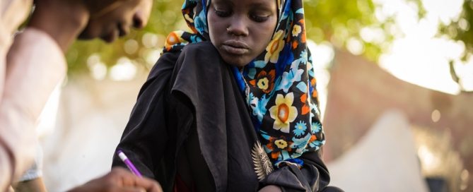 Esta niña de 11 años perdió una de sus piernas en un ataque suicida contra un campo de desplazados en al región del Lago Chad. Foto: UNICEF / Bahaji