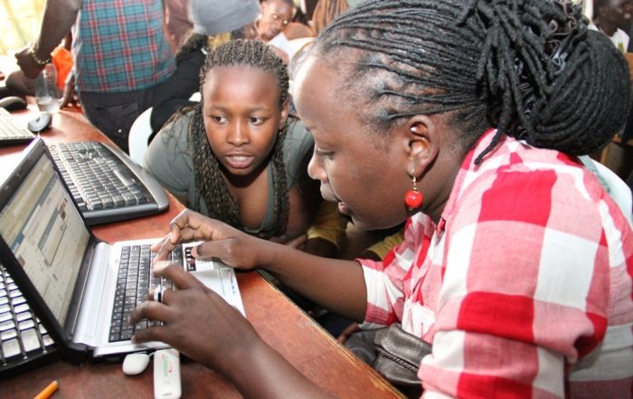 Chicos y chicas comparten los pensamientos sobre su futuro a través de las redes sociales en un centro juvenil de Nairobi, Kenya. Foto: UNFPA/Roar Bakke Sorensen