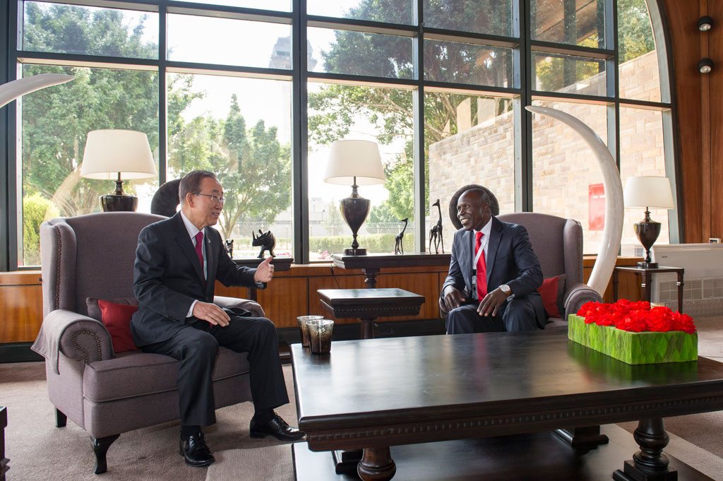 Пан Ги Мун с министром сельского хозяйства Кении Вилли Беттом на конференции ЮНКТАД