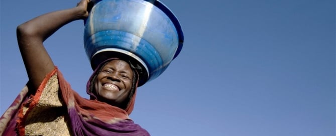 A woman carries water on her head at a settlement for displaced people in Goz Beida, eastern Chad. (Photo: Kate Holt/IRIN)