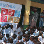 Ronald Kayanja, Director of UNIC Lagos, explains the Sustainable Development Goals to local schoolchildren.