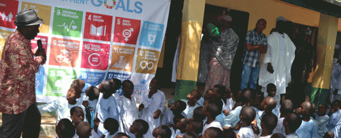 Ronald Kayanja, Director of UNIC Lagos, explains the Sustainable Development Goals to local schoolchildren.