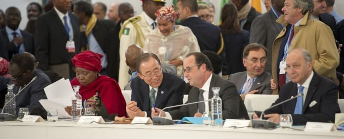 Photo: Ban Ki-moon and French President Francois Hollande discuss matters at the COP21 on 1 December in Paris.
