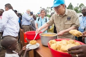 Photo: Secretary-General Ban Ki-moon visits an IDP camp in Kitchanga, North Kivu, DRC.