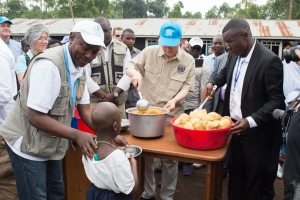 Photo: Ban Ki-moon dishes out food at an IDP camp in Kitchanga, North Kivu, DRC.