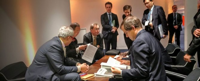 Photo:Secretary-General Ban Ki-moon and his advisers review a draft of the Paris Climate Change Agreement at the COP21 in Paris in December 2015.