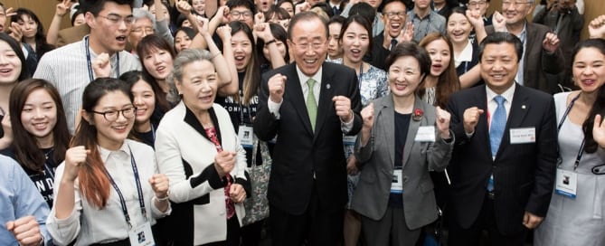 Photo: Youth attending the sixty-sixth UN DPI/NGO Conference in Gyeongju, Republic of Korea, flank Secretary-General Ban Ki-moon during a social media moment.