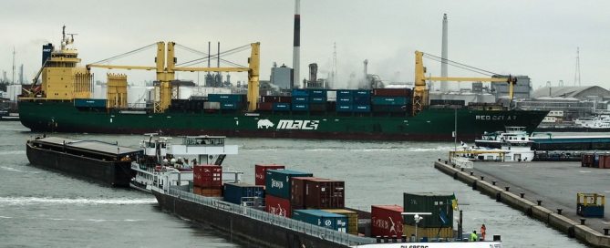 Photo: Port scenes, Antwerp, 2013. International Maritime Organization (IMO) Photo: IMO