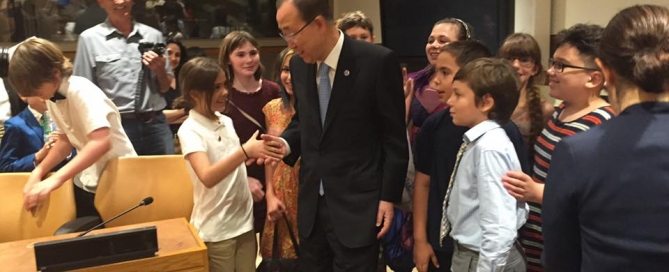 Photo: Ban Ki-moon greets student visitors.