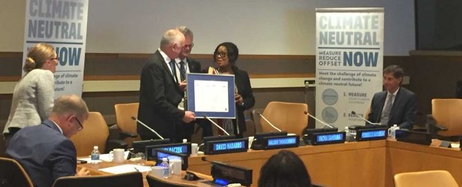 Photo: David Nabarro, the UN Special Adviser on the Sustainable Development Goals, receives a pledge of climate neutrality from FIFA Secretary-General Fatma Samoura, 8 September 2016.