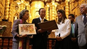 Photo: Mrs. Ban and the Secretary-General accept a gift from María Fernanda Pacheco, wife of Quito Mayor Mauricio Rodas at the Iglesia de la Compañía.
