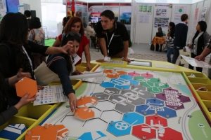 Photo: Habitat 3 attendees play with an SDG puzzle at the Germany booth at the Exhibition Hall.